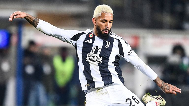 Juventus' Douglas Luiz strikes the ball during the Italian Serie A soccer match between Torino FC and Juventus, at the Stadio Olimpico Grande Torino, in Turin, Italy, Saturday, Jan. 11, 2025.  (Alberto Gandolfo/Lapresse via AP)